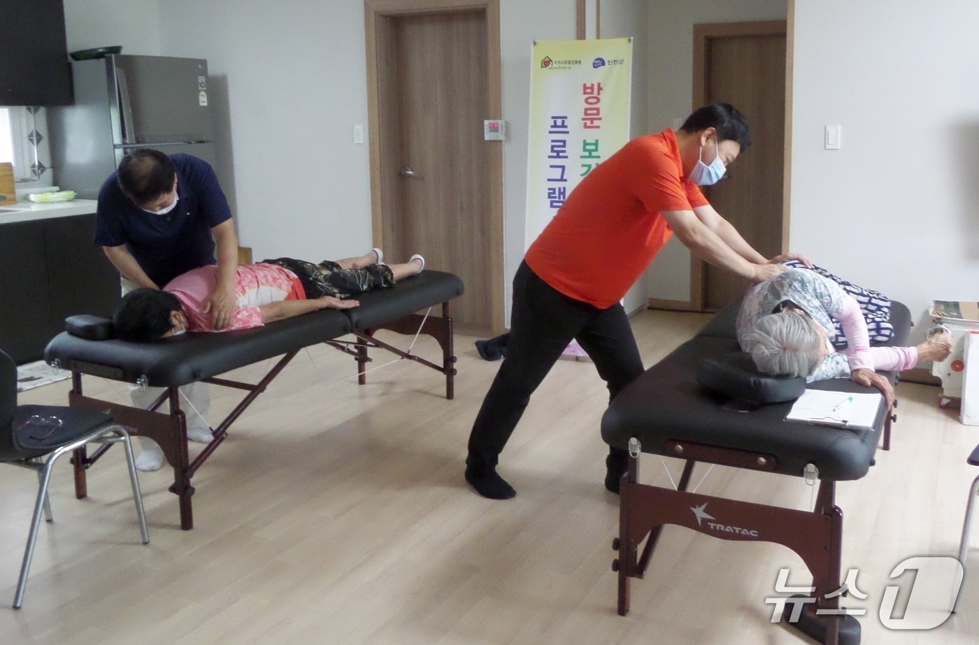 충북 진천군보건소가 진행하는 찾아가는 무료 의료서비스가 어르신들의 호응을 얻고 있다.(진천군 제공, 재판매 및 DB금지)/뉴스1