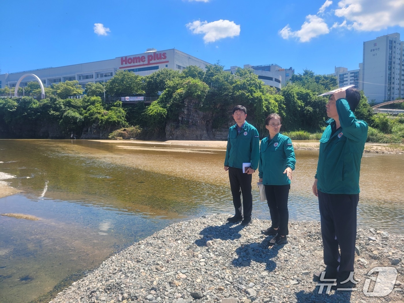 울산 북구가 홈플러스 북구점 인근 동천 상습 물놀이 지역에 대한 수난사고 예방에 적극 나서고 있다고 29일 밝혔다.(울산 북구 제공. 재판매 및 DB금지)/뉴스1