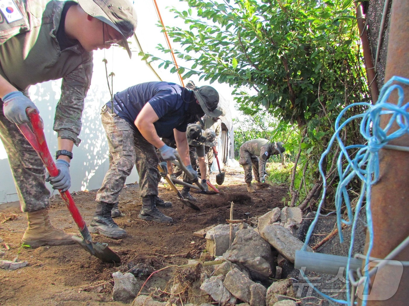 29일 경기 가평군 수해 복구 현장에서 육군 병사들이 구슬땀을 흘리고 있다.(가평군 제공, 재판매 및 DB 금지) 2025.7.29/뉴스1 ⓒ News1 양희문 기자
