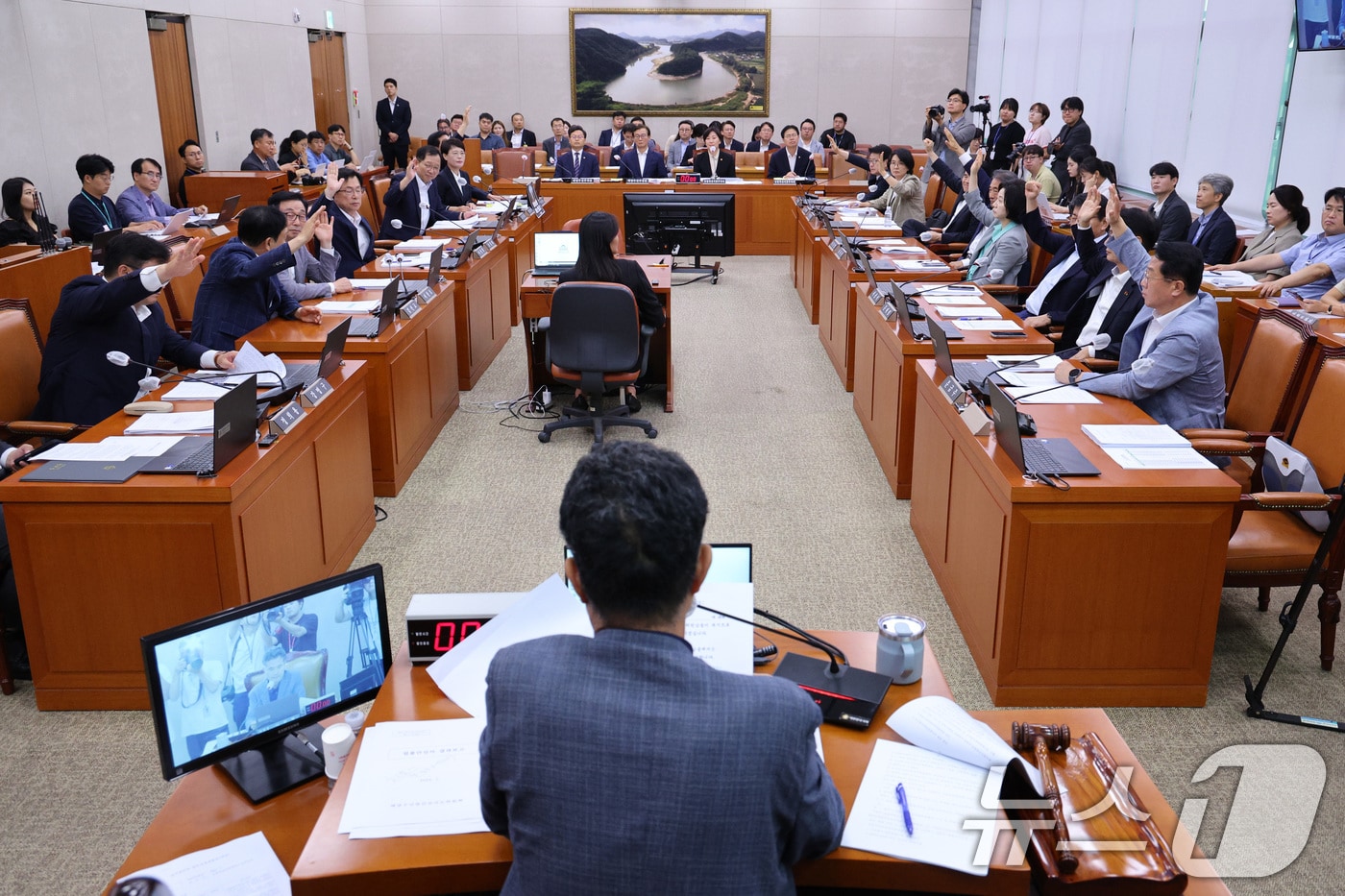 29일 오후 서울 여의도 국회에서 열린 농해수위 전체회의에서 의원들이 거수 표결하고 있다. 농해수위는 이날 양곡관리법과 농수산물 유통 및 가격안정법(농안법) 개정안을 통과시켰다. 2025.7.29/뉴스1 ⓒ News1 신웅수 기자