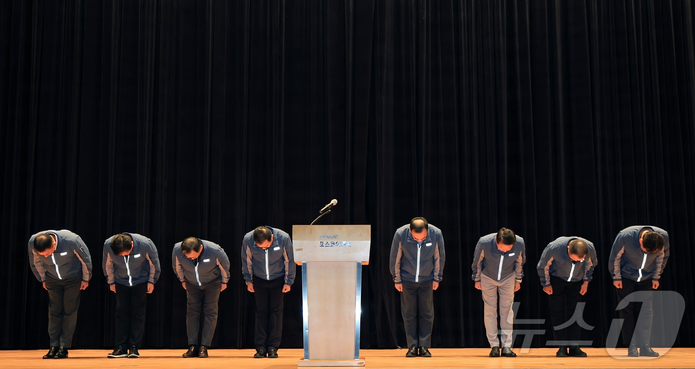 29일 오후 인천 연수구 포스코이앤씨 송도사옥에서 정희민 포스코이앤씨 대표이사를 비롯한 관계자들이 고속국도 공사 현장 사망사고 관련해 사과문 발표에 앞서 고개 숙여 인사하고 있다. 2025.7.29/뉴스1 ⓒ News1 김진환 기자