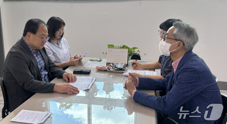 29일 연일 폭염경보가 이어지고 있는 가운데 경북 포항시가 폭염으로부터 자활 근로참여자들의 안전과 근로환경을 점검하고 있다. (포항시제공, 제판매 및 DB금지) 2025.7.29/뉴스1