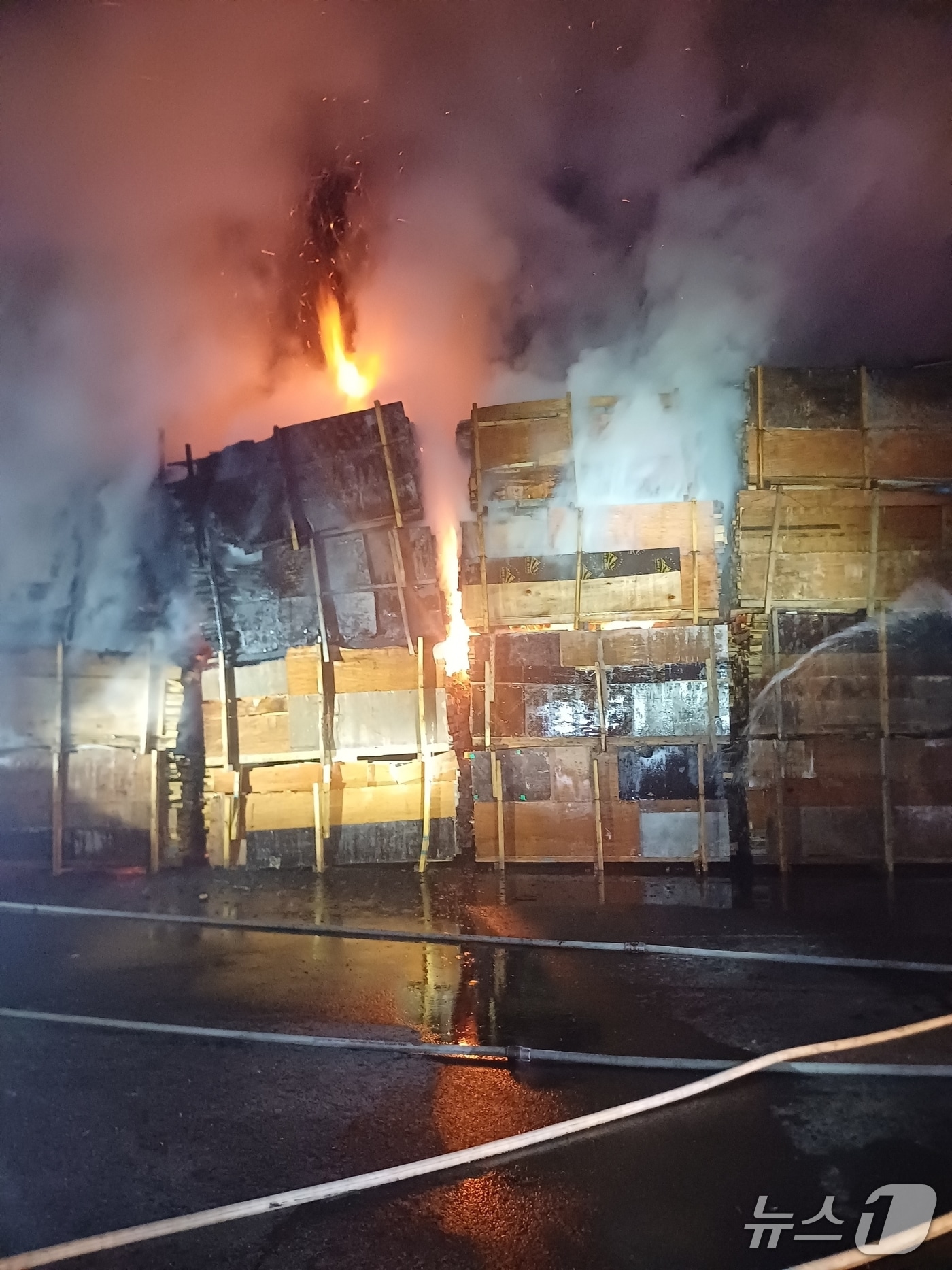 천안 동남구 성남면 목재공장 화재 현장. (천안동남소방서 제공, 재판매 및 DB금지) / 뉴스1