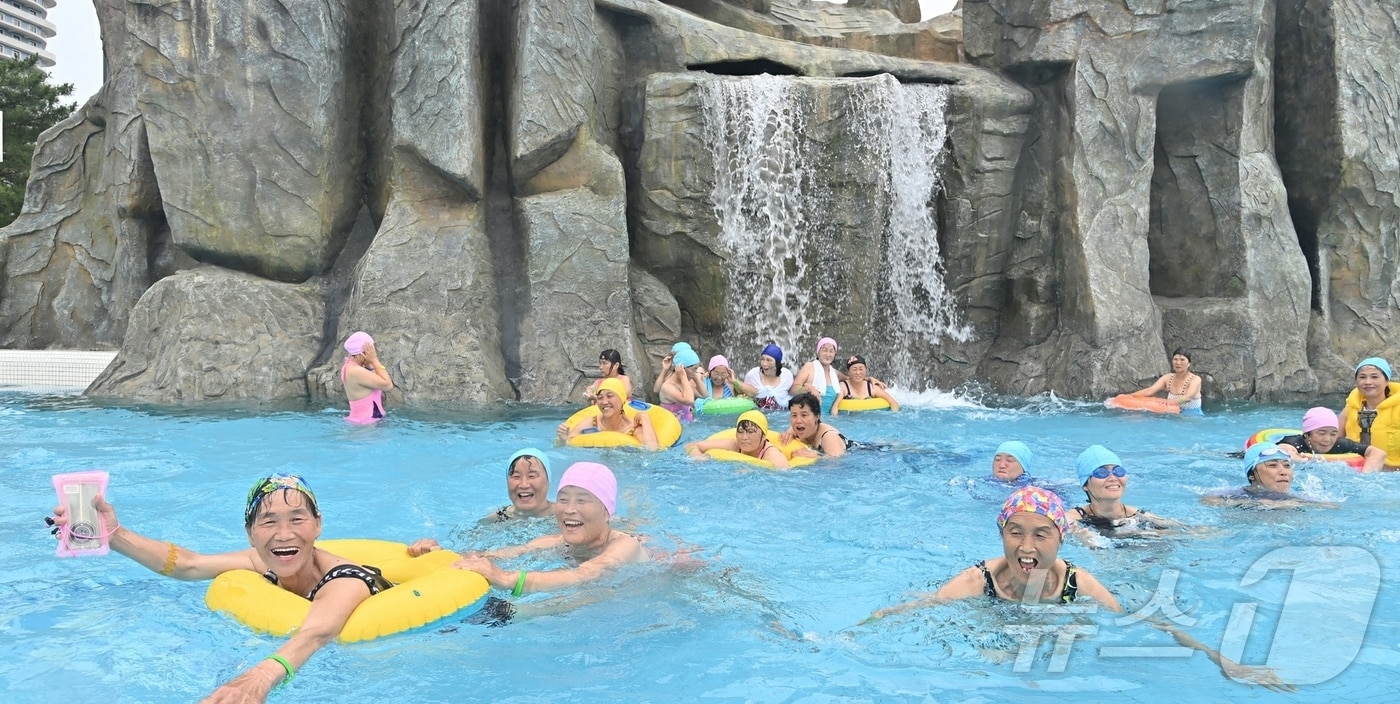 (평양 노동신문=뉴스1) = 북한 노동당 기관지 노동신문은 3일 원산 갈마해안관광지구에 관관봉사가 시작한 이후로 전국 각지에서 끊임없이 찾아오는 근로자들로 끝없이 흥성이고 있다고 보도했다. [국내에서만 사용가능. 재배포 금지. DB 금지. For Use Only in the Republic of Korea. Redistribution Prohibited] rodongphoto@news1.kr