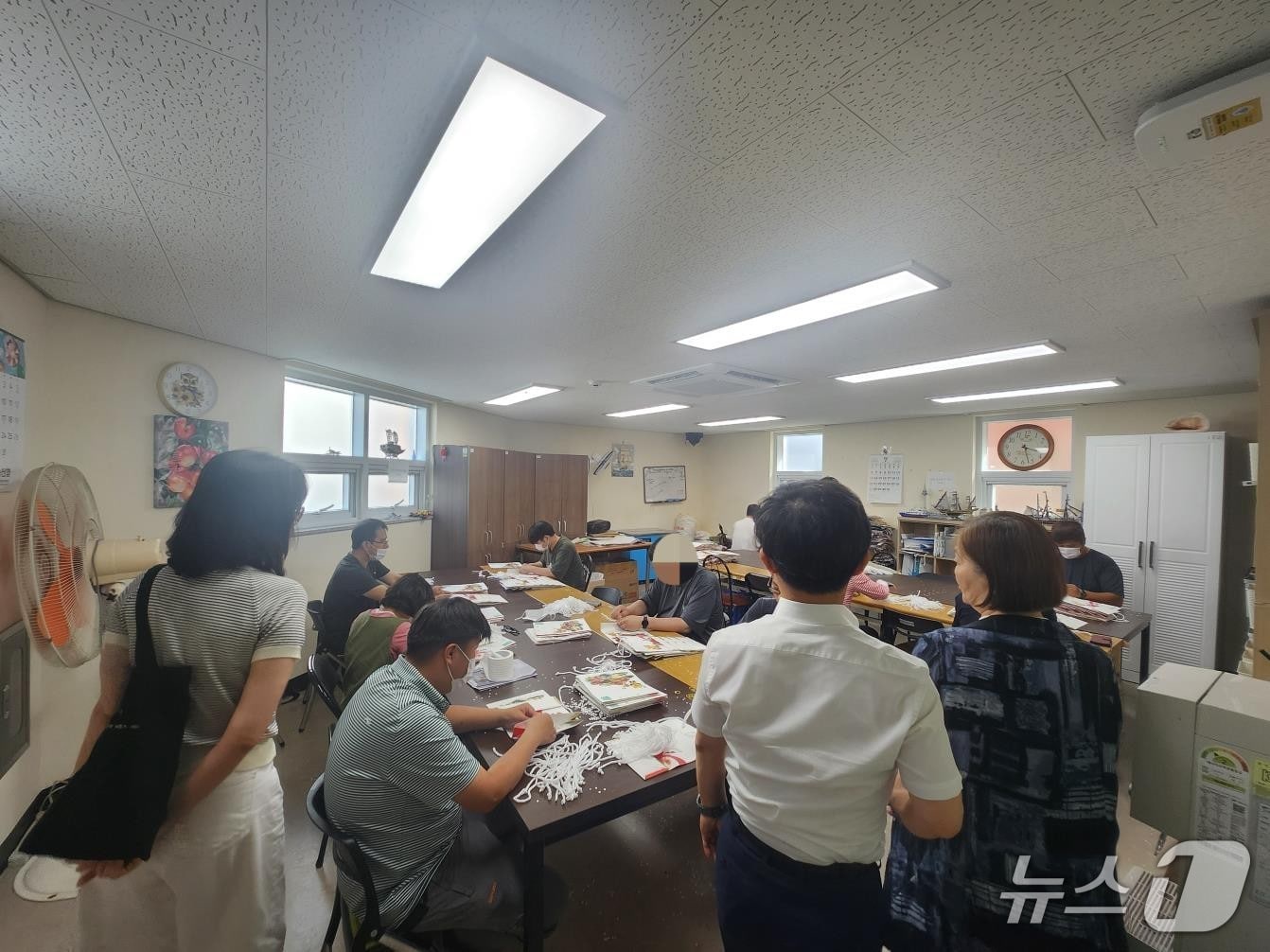 부산시 관계자들이 2일 취약계층 작업장을 방문해 폭염 대비 현장점검을 하고 있다.(부산시청 제공. 재판매 및 DB 금지)