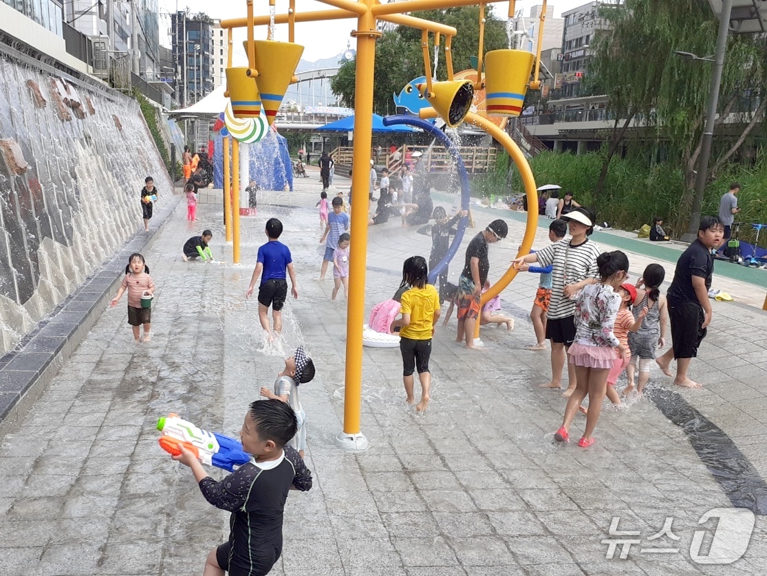 별빛내린천 어린이 물놀이장에서 물놀이를 즐기는 주민들.(관악구청 제공)