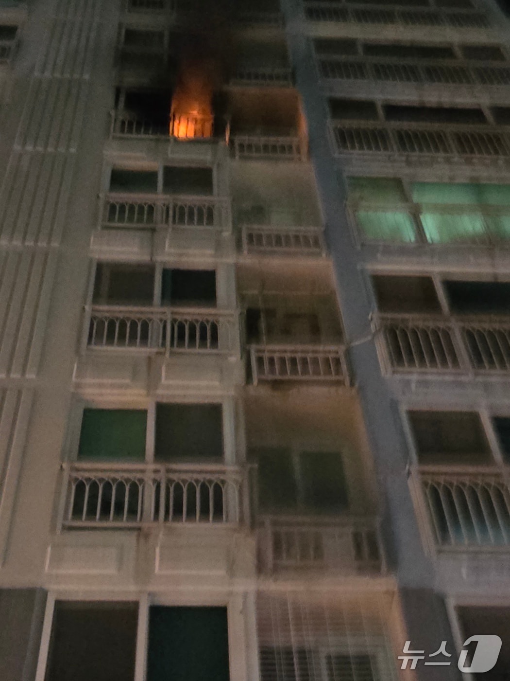 2일 오후 부산 기장군 아파트 화재 현장.(부산소방재난본부 제공. 재판매 및 DB 금지)