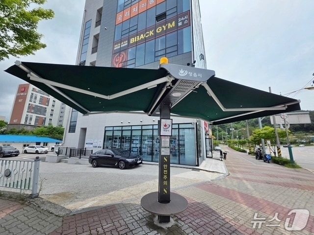 전북 정읍시가 시민 건강 및 안전 보호를 위해 도심 곳곳에 스마트 그늘막을 설치했다.(정읍시 제공. 재판매 및 DB금지)/뉴스1