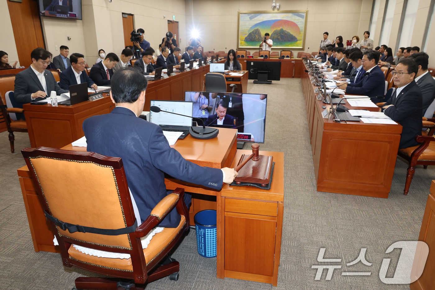 3일 오전 서울 여의도 국회에서 열린 정무위원회 전체회의에서 윤한홍 위원장이 의사봉을 두드리며 권오을 국가보훈부장관 후보자 인사청문요청안 등 안건을 상정하고 있다. 2025.7.3/뉴스1 ⓒ News1 이광호 기자