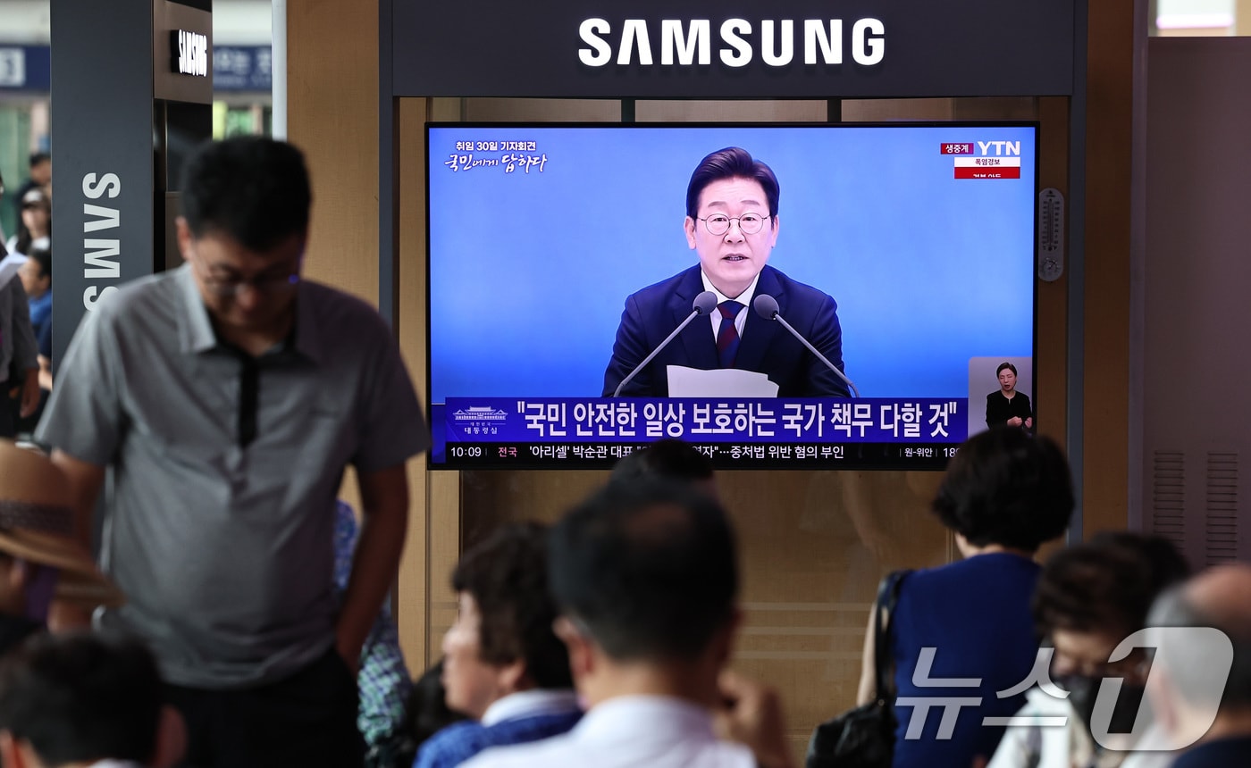 3일 오전 서울역 대합실에서 시민들이 이재명 대통령 ‘취임 한달’ 기자회견 생중계 영상을 시청하고 있다. 2025.7.3/뉴스1 ⓒ News1 구윤성 기자