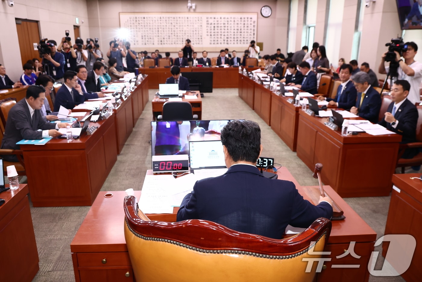 이춘석 법제사법위원장이 3일 오전 서울 여의도 국회에서 열린 상법 개정안 등에 대한 법제사법위원회 전체회의에서 안건을 상정하며 의사봉을 두드리고 있다. 2025.7.3/뉴스1 ⓒ News1 김민지 기자