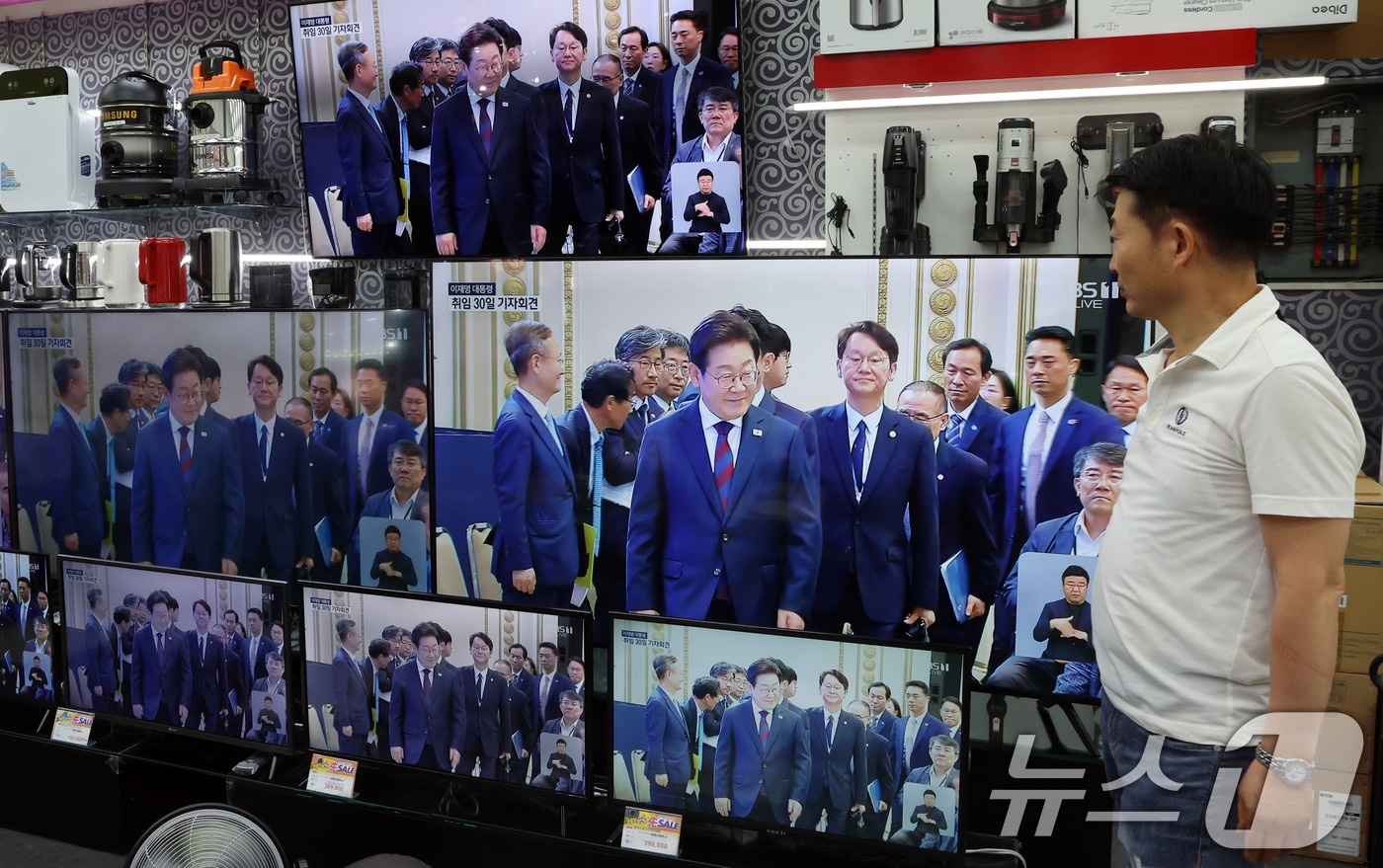 3일 서울 용산구 전자랜드 매장에서 상인이 '대통령의 30일, 언론이 묻고 국민에게 답하다'라는 이재명 대통령 기자회견을 보고 있다. 2025.7.3/뉴스1 ⓒ News1 김명섭 기자