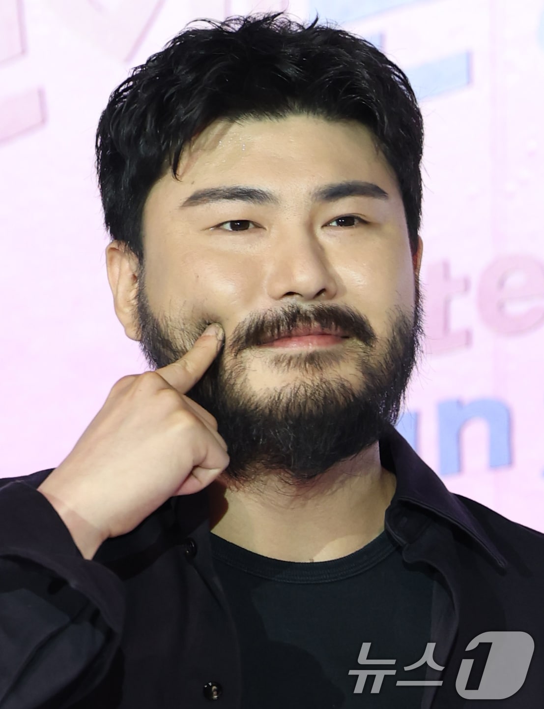 가수 카더가든이 3일 오전 서울 용산구 CGV용산아이파크몰에서 열린 넷플릭스 예능 '모태솔로지만 연애는 하고 싶어' 제작발표회에 참석해 포즈를 취하고 있다. '모태솔로지만 연애는 하고 싶어'는 우리도 제발 연애하고 싶다! 연애 초보, 모태솔로 성인 남녀들의 좌충우돌 설렘 가득한 첫 연애 이야기다. 2025.7.3/뉴스1 ⓒ News1 권현진 기자