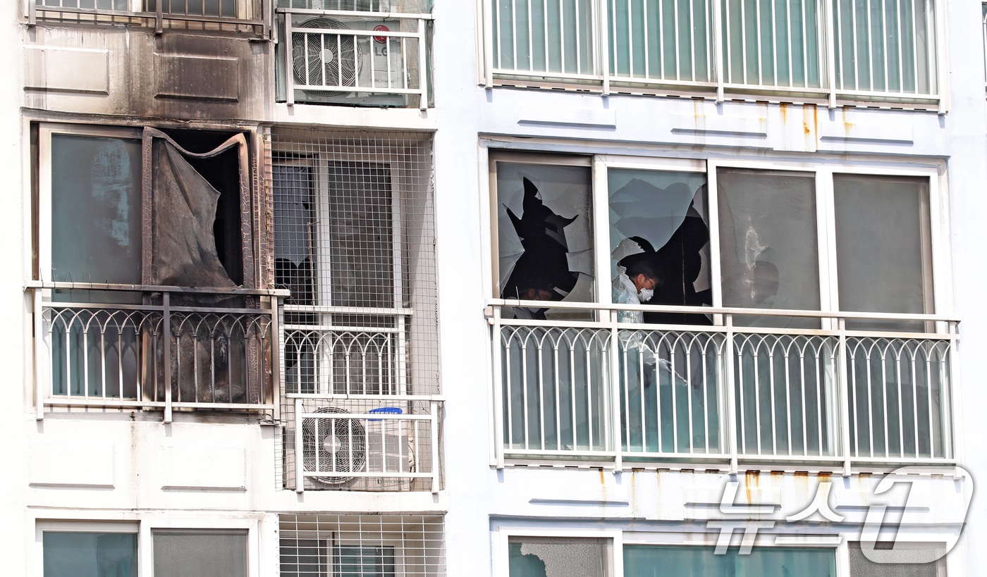 지난달 3일 어린이 2명이 숨진 부산 기장군 한 아파트 화재 현장에서 소방당국과 경찰 등 관계 기관이 합동감식을 벌이고 있다. 2025.7.3/뉴스1 ⓒ News1 윤일지 기자