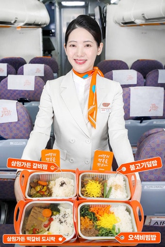 제주항공 객실승무원이 기내식 인기 메뉴인 불고기덮밥, 오색비빔밥, 삼원가든 소갈비찜 도시락, 삼원가든 떡갈비 도시락 등을 선보인 모습<자료사진>(제주항공 제공). 2025.07.03.