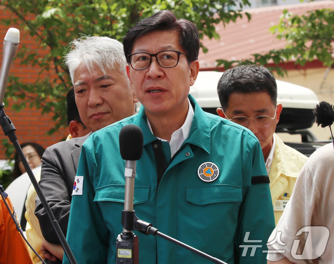 박형준 부산시장이 3일 어린이 2명이 숨진 부산 기장군 한 아파트 화재 현장을 찾아 홍문식 기장소방서장으로부터 브리핑을 받고 있다. 전날 오후 10시 58분쯤 기장군 한 아파트 6층에서 부모가 잠시 외출한 사이 불이 나 6살, 8살 자매가 심정지 상태로 인근 병원에 이송됐지만 끝내 사망 판정을 받았다. 2025.7.3/뉴스1 ⓒ News1 윤일지 기자