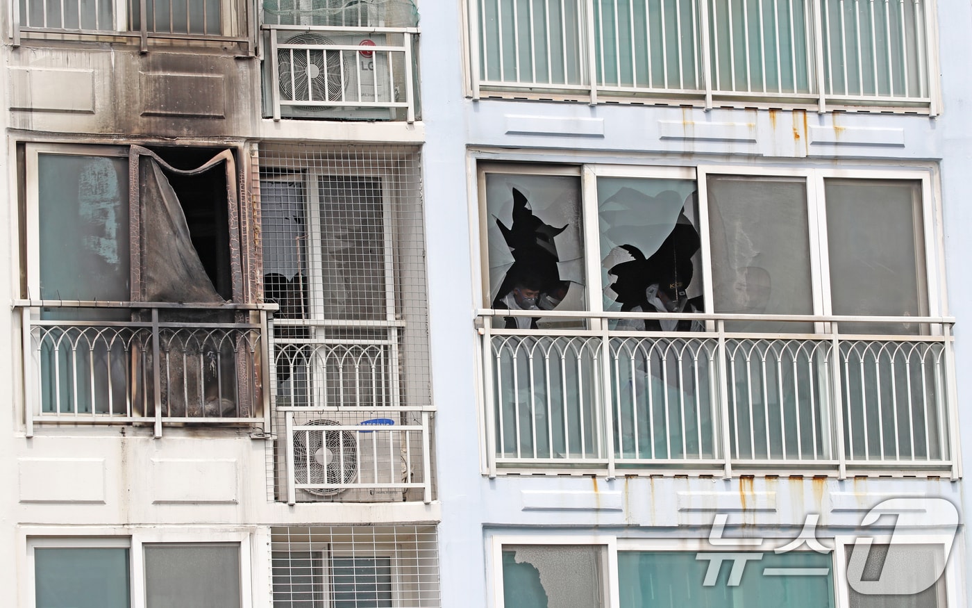 3일 어린이 2명이 숨진 부산 기장군 한 아파트 화재 현장에서 소방당국과 경찰 등 관계 기관이 합동감식을 벌이고 있다.2025.7.3/뉴스1 ⓒ News1 윤일지 기자
