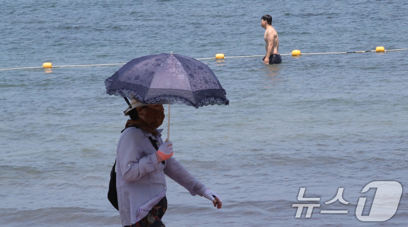 폭염이 이어지는 3일 오전 제주시 삼양해수욕장에서 피서객들이 무더위를 쫓고 있다. 기상청은 이날 지난달 12일 시작된 제주 장마가 15일 만인 26일 끝나 역대 가장 빠르게 종료됐다고 발표했다. 2025.7.3/뉴스1 ⓒ News1 오현지 기자