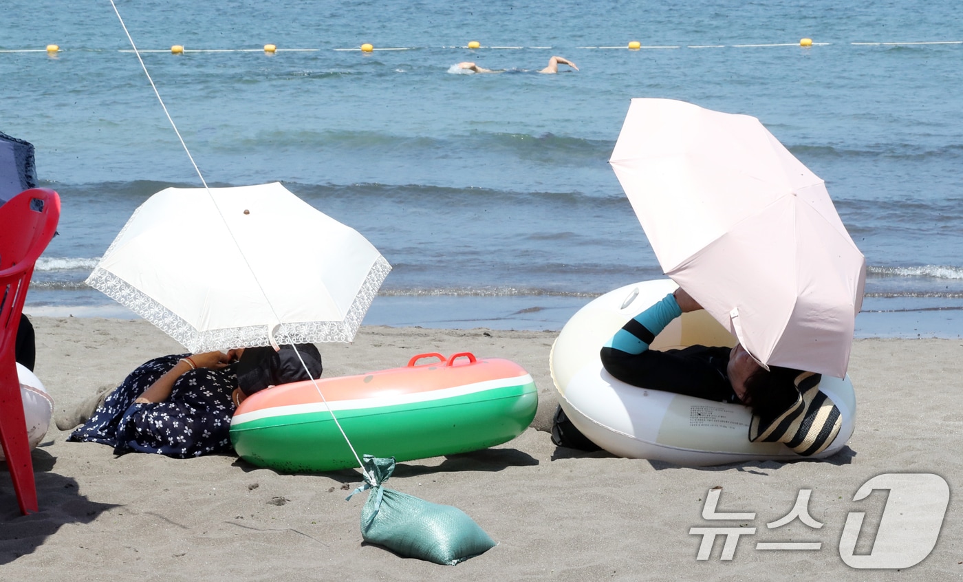 폭염이 이어지는 3일 오전 제주시 삼양해수욕장에서 피서객들이 무더위를 쫓고 있다. 기상청은 이날 지난달 12일 시작된 제주 장마가 15일 만인 26일 끝나 역대 가장 이르게 종료됐다고 발표했다. 2025.7.3/뉴스1 ⓒ News1 오현지 기자