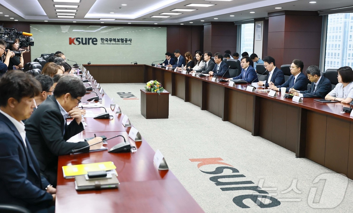 여한구 산업통상자원부 통상교섭본부장 3일 오전 서울 종로구 한국무역보험공사 대회의실에서 기획재정부, 외교부, 농림축산식품부, 과학기술정보통신부 등 관계부처 위원회 위원 등이 참석한 가운데 열린 제48차 통상추진위원회를 주재하고 있다. (산업통상자원부 제공. 재판매 및 DB금지) 2025.7.3/뉴스1