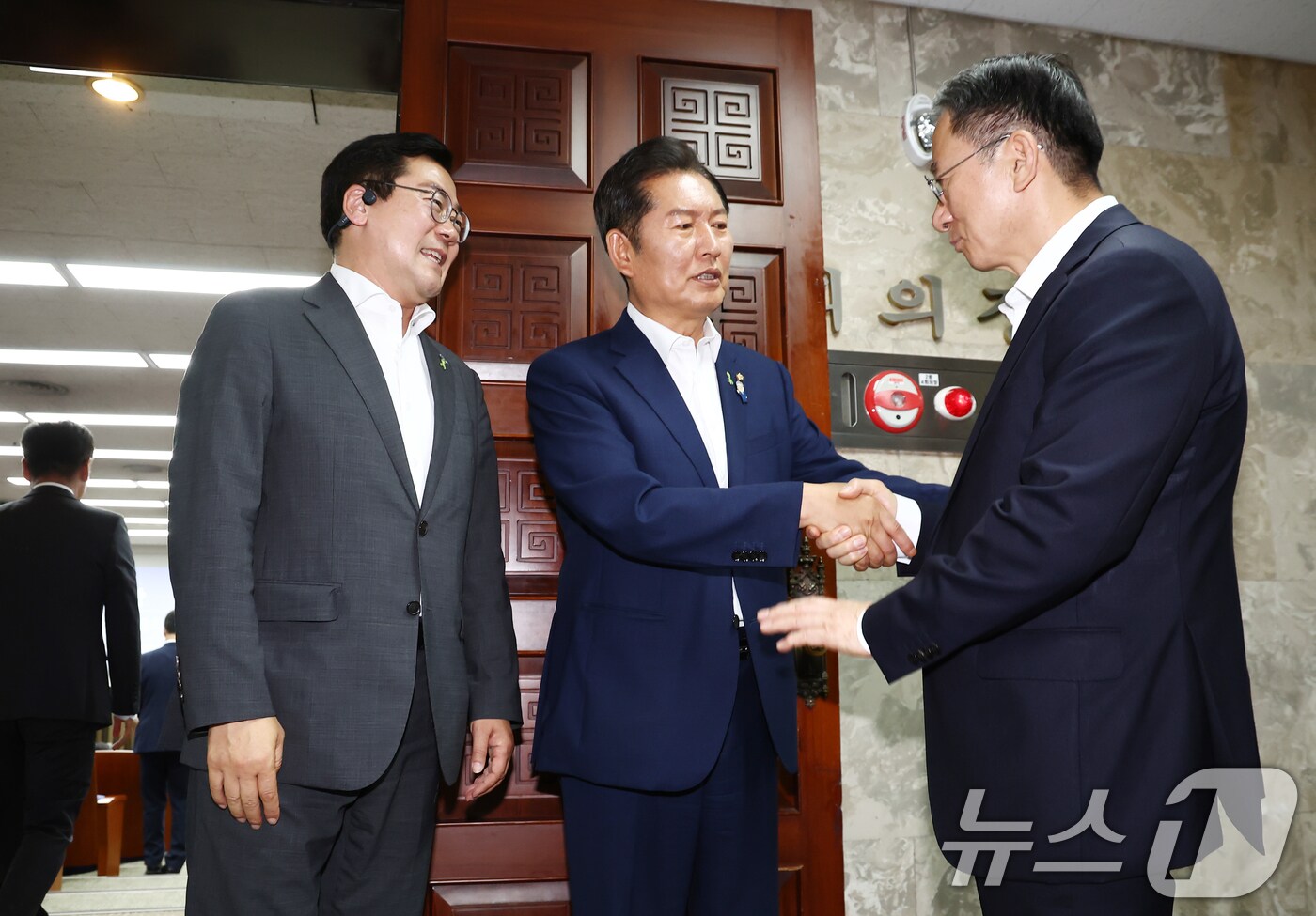 더불어민주당 당 대표 후보자인 박찬대·정청래 의원이 3일 서울 여의도 국회에서 비공개 의원총회에 참석하는 정성호 법무부 장관 후보자와 인사하고 있다. 2025.7.3/뉴스1 ⓒ News1 김민지 기자