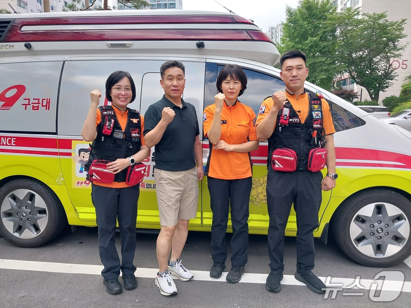 심정지로 쓰러진 50대 남성을 구조한 시민과 광주 북부소방서 대원들의 모습.&#40;광주 북부소방 제공. 재판매 및 DB 금지&#41;