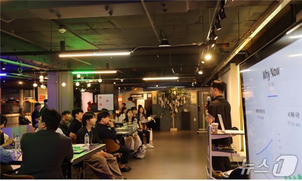 대구창조경제혁신센터의 '클리치' 오프닝 행사에 참석한 예비 청년 창업가들이 프로그램 진행에 대한 설명을 듣고 있다.(대구창조경제혁신센터 제공. 재판매 및 DB 금지)