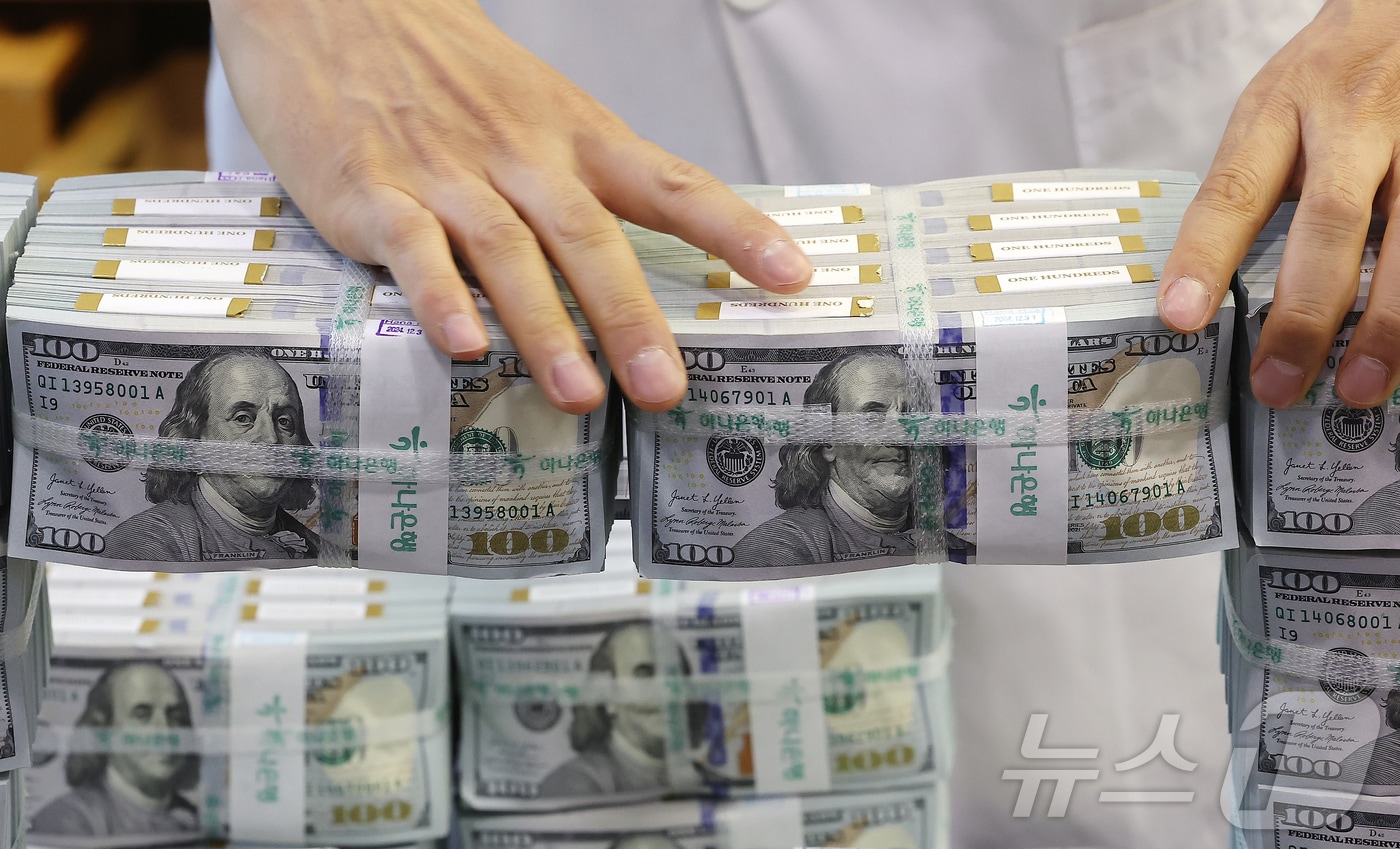 3일 서울 중구 하나은행 위변조대응센터 직원이 달러화를 정리하고 있다. 2025.7.3/뉴스1 ⓒ News1 김진환 기자