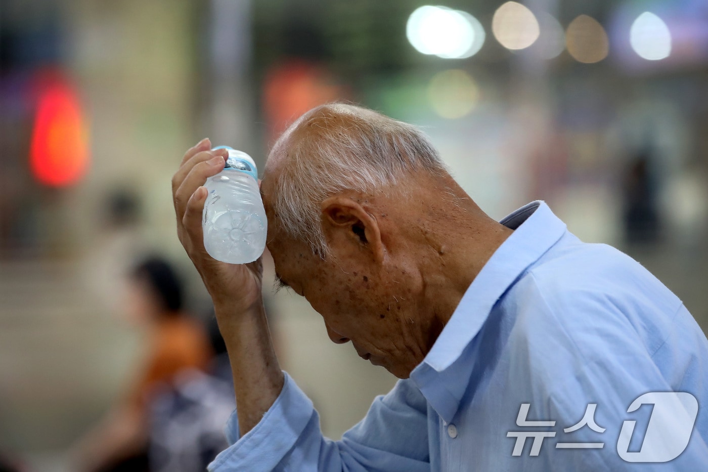 일주일째 폭염특보가 이어진 3일 대구 북구 대구역 대합실에서 한 어르신이 얼음 생수통를 머리에 대고 더위를 식히고 있다. 2025.7.3/뉴스1 ⓒ News1 공정식 기자