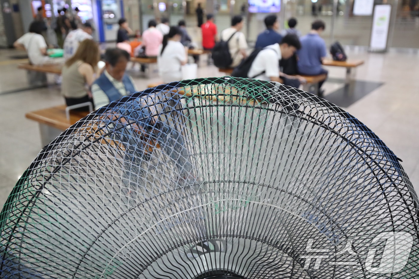 일주일째 폭염특보가 이어진 3일 대구 북구 대구역 대합실에서 시민들이 대형 선풍기 앞에 앉아 열차를 기다리고 있다. 2025.7.3/뉴스1 ⓒ News1 공정식 기자