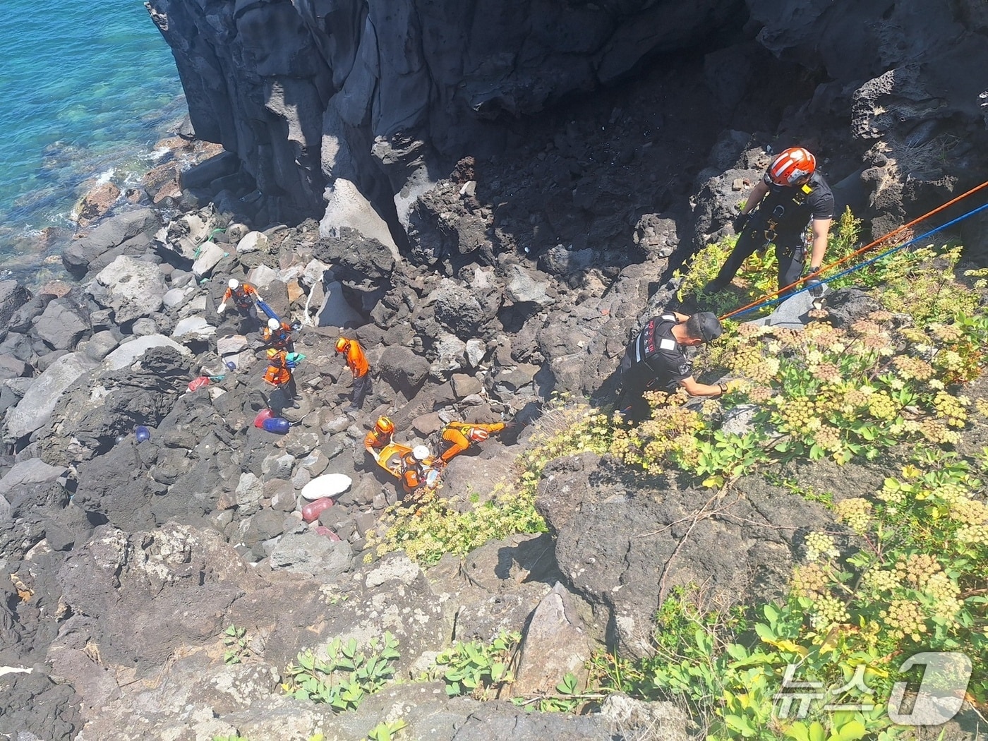 3일 오전 제주시 애월읍에서 60대 여성이 절벽 아래로 떨어져 구조되고 있다.(제주도소방안전본부 제공. 재판매 및 DB 금지)