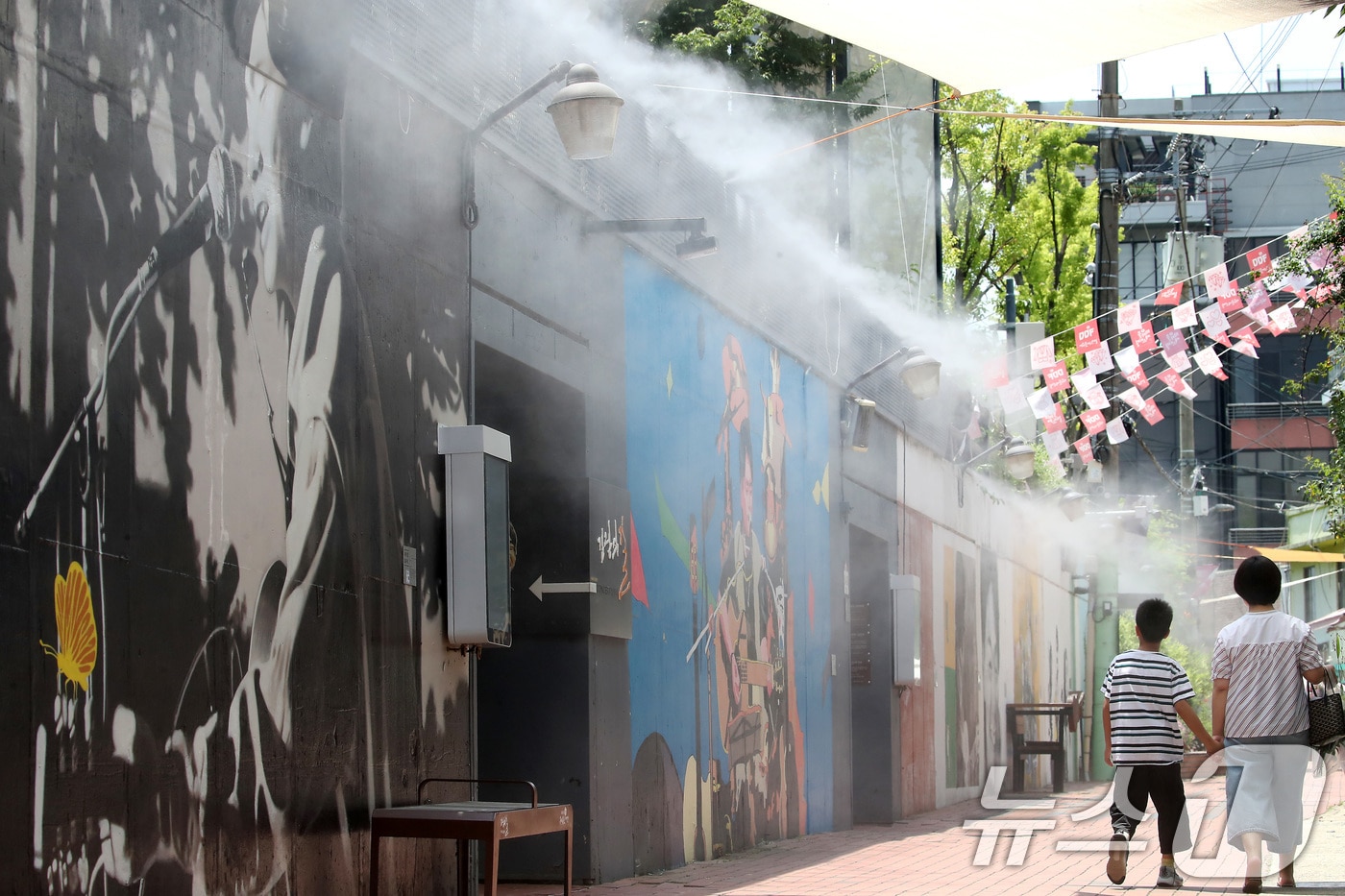 일주일째 폭염특보가 이어진 3일 대구 중구 김광석길에 설치된 쿨링포그가 가동돼 불볕더위를 식히고 있지만, 찾는 사람이 드물어 발길은 뜸하기만 하다. 2025.7.3/뉴스1 ⓒ News1 공정식 기자