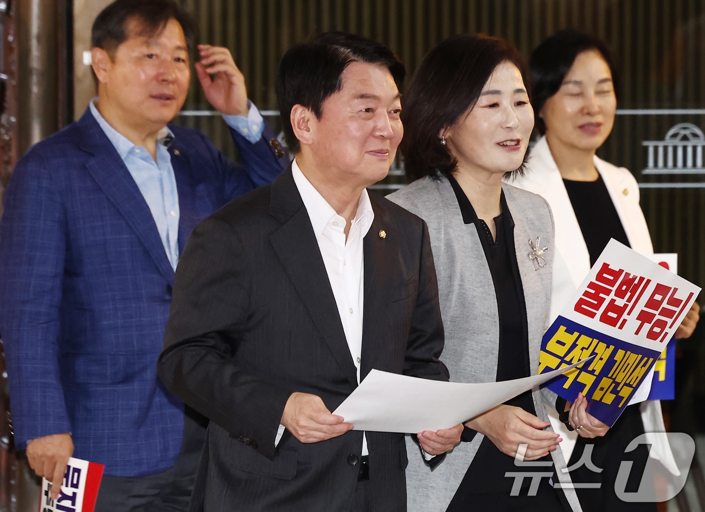 안철수 국민의힘 혁신위원장이 본회의가 열린 3일 오후 서울 여의도 국회에서 열린 비공개 의원총회를 마치고 나오고 있다. 2025.7.3/뉴스1 ⓒ News1 김민지 기자