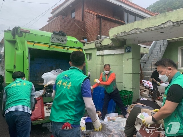 대구 수성구과 수성구새마을협의회가 함께 저장강박 가구를 찾아 대규모 환경 개선 작업을 실시했다.&#40;대구 수성구 제공.재판매 및 DB금지&#41;