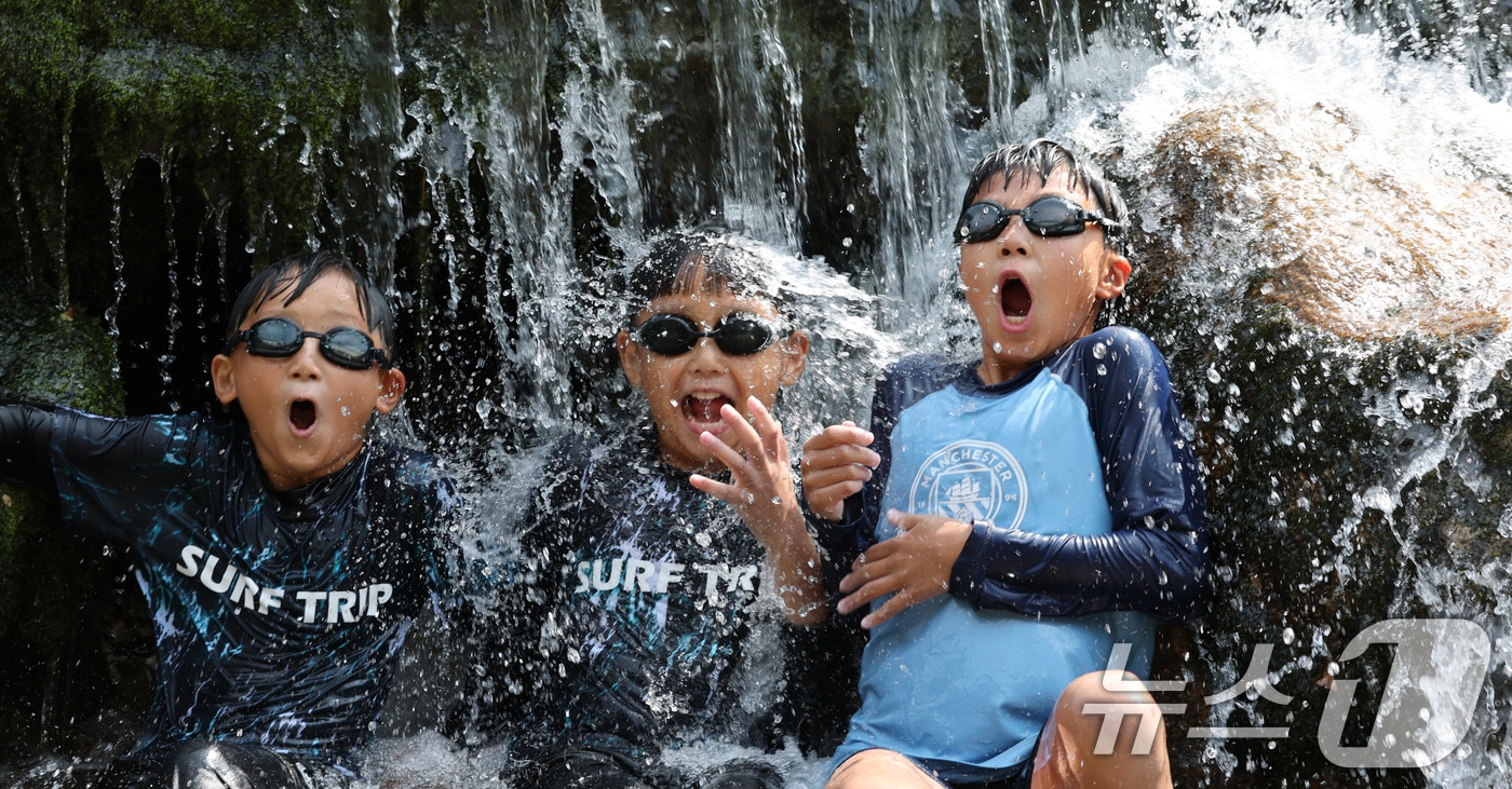 연일 한낮 최고기온이 30도를 넘기며 무더운 날씨가 이어진 가운데 3일 충남 공주 동학사 계곡에서 아이들이 물놀이를 하며 더위를 식히고 있다. 2025.7.3/뉴스1 ⓒ News1 김기태 기자