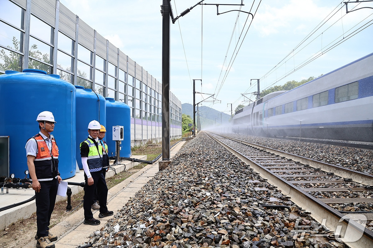 한문희 코레일 사장(가운데)이 3일 충북 옥천 인근 경부고속선에서 자동살수장치를 점검하고 있다. (코레일 제공.재판매 및 DB금지)/뉴스1