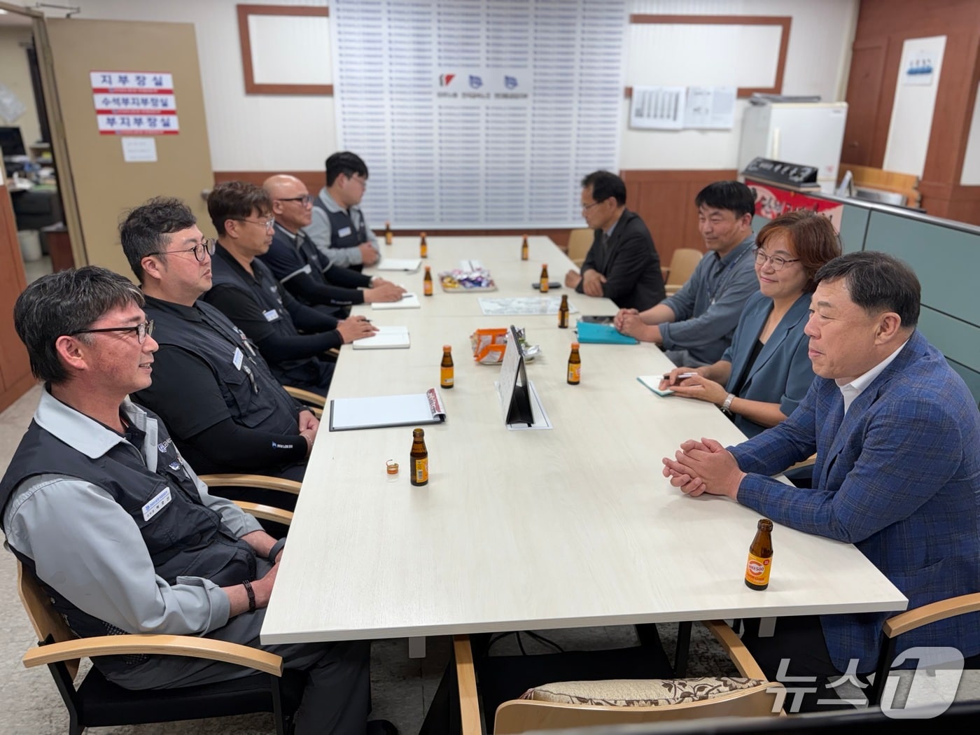 김종훈 동구청장(오른쪽 맨앞)은 3일 올해 임금 협상을 진행 중인 HD현대중공업 노조를 방문해 원만한 합의를 위해 노력해줄 것을 요청했다.(울산 동구 제공. 재판매 및 DB금지)/뉴스1