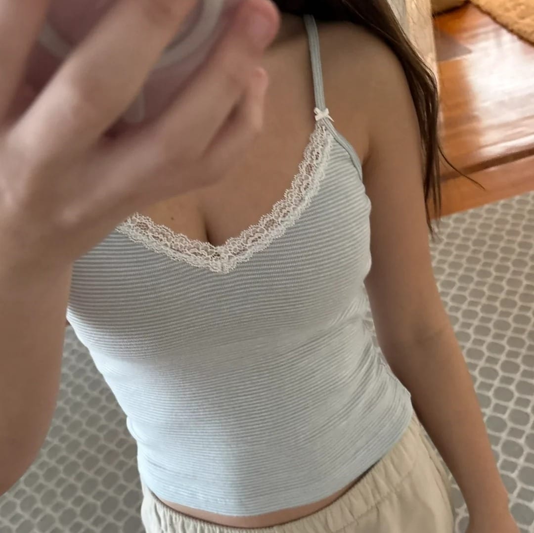 매 양이 입은 민소매. (레딧 갈무리)