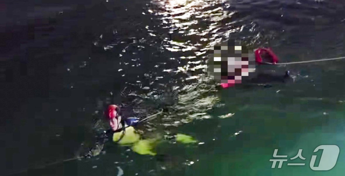 목포해경이 2일 오후 목포시 삼학 부두 여객선 터미널 인근에서 익수자를 구조하고 있다. (목포해경 제공. 재판매 및 DB 금지)
