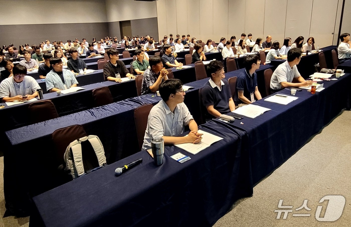 한강청이 3일 개최한 '한강·진위천수계 수질오염총량제 관계기관 워크숍'에서 참석자들이 2단계 수질오염총량제에 대한 설명을 듣고 있다.(한강청 제공)
