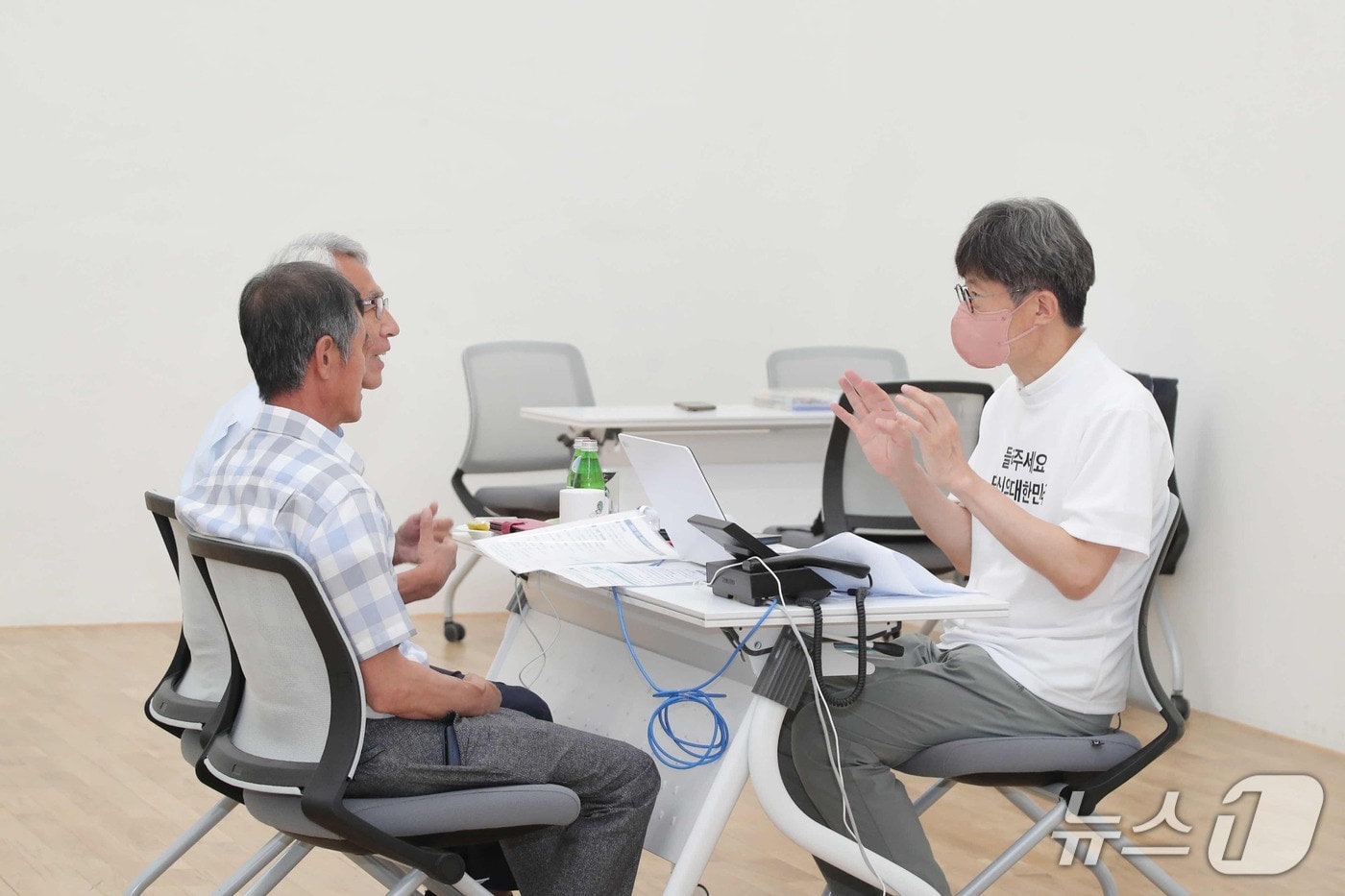 강원 춘천에서 진행된 찾아가는 모두의 소통버스 현장 상담.(춘천시 제공, 재판매 및 DB금지)