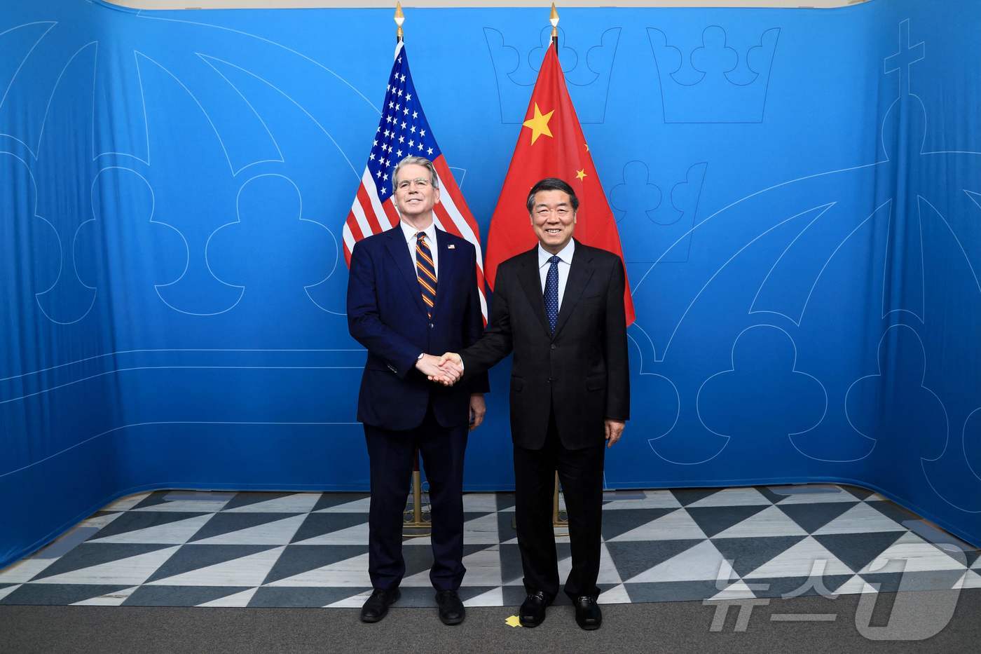 28일(현지시간) 스콧 베선트 미국 재무장관과 허리펑 중국 국무원 부총리가 스웨덴 스톡홀름에서 3차 미중 고위급 무역협상을 갖기 전 기념 촬영을 하고 있다. 사진은 재무부 제공. 2025.07.28 ⓒ AFP=뉴스1 ⓒ News1 김지완 기자