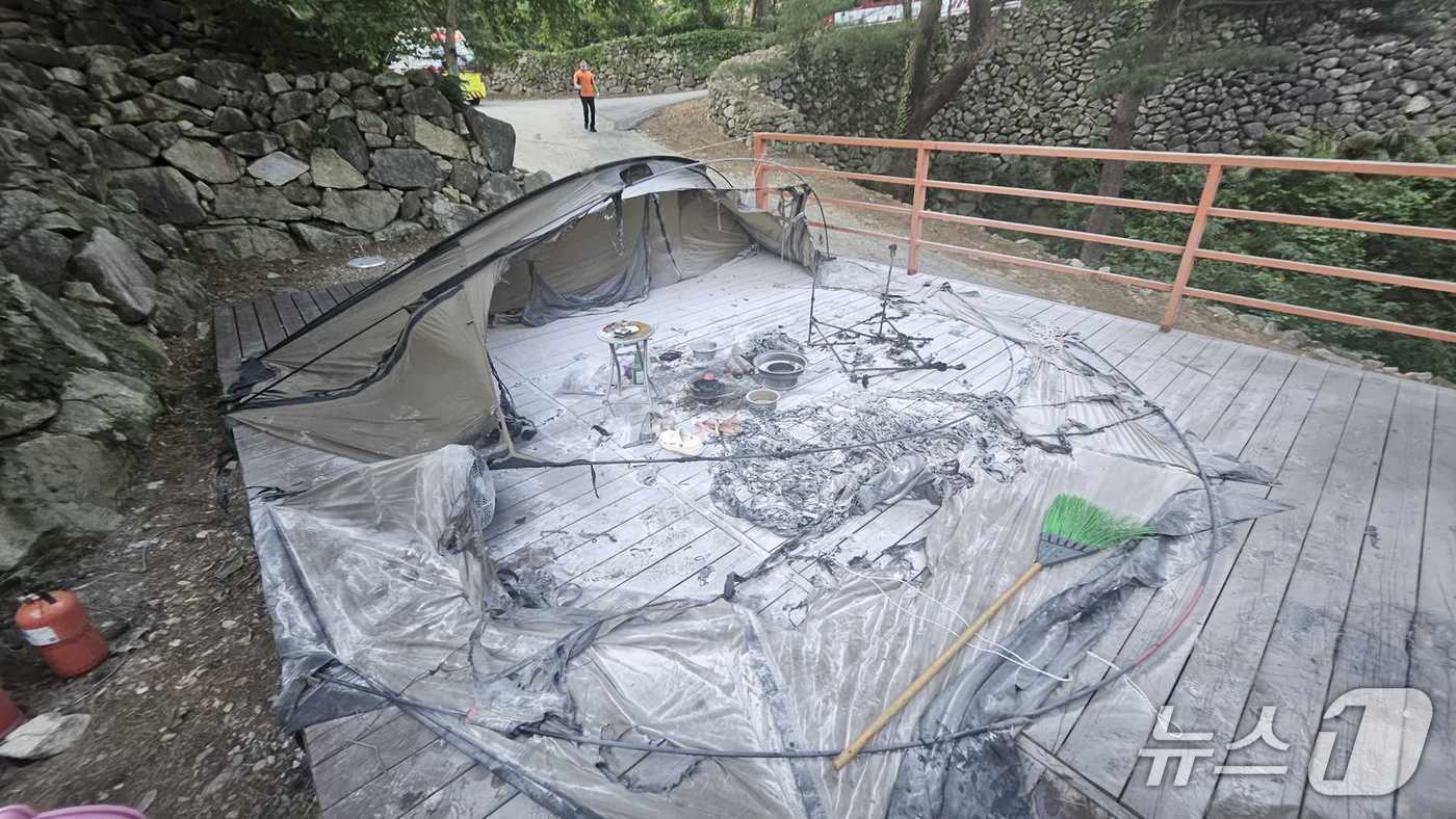 홍천 두촌면 캠핑장 야영용 텐트 화재.(강원도소방본부 제공. 재판매 및 DB금지)/뉴스1