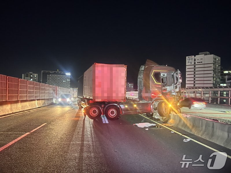 30일 오전 부산 사상구 관문대로 교통사고 현장.(사상경찰서 제공. 재판매 및 DB 금지)