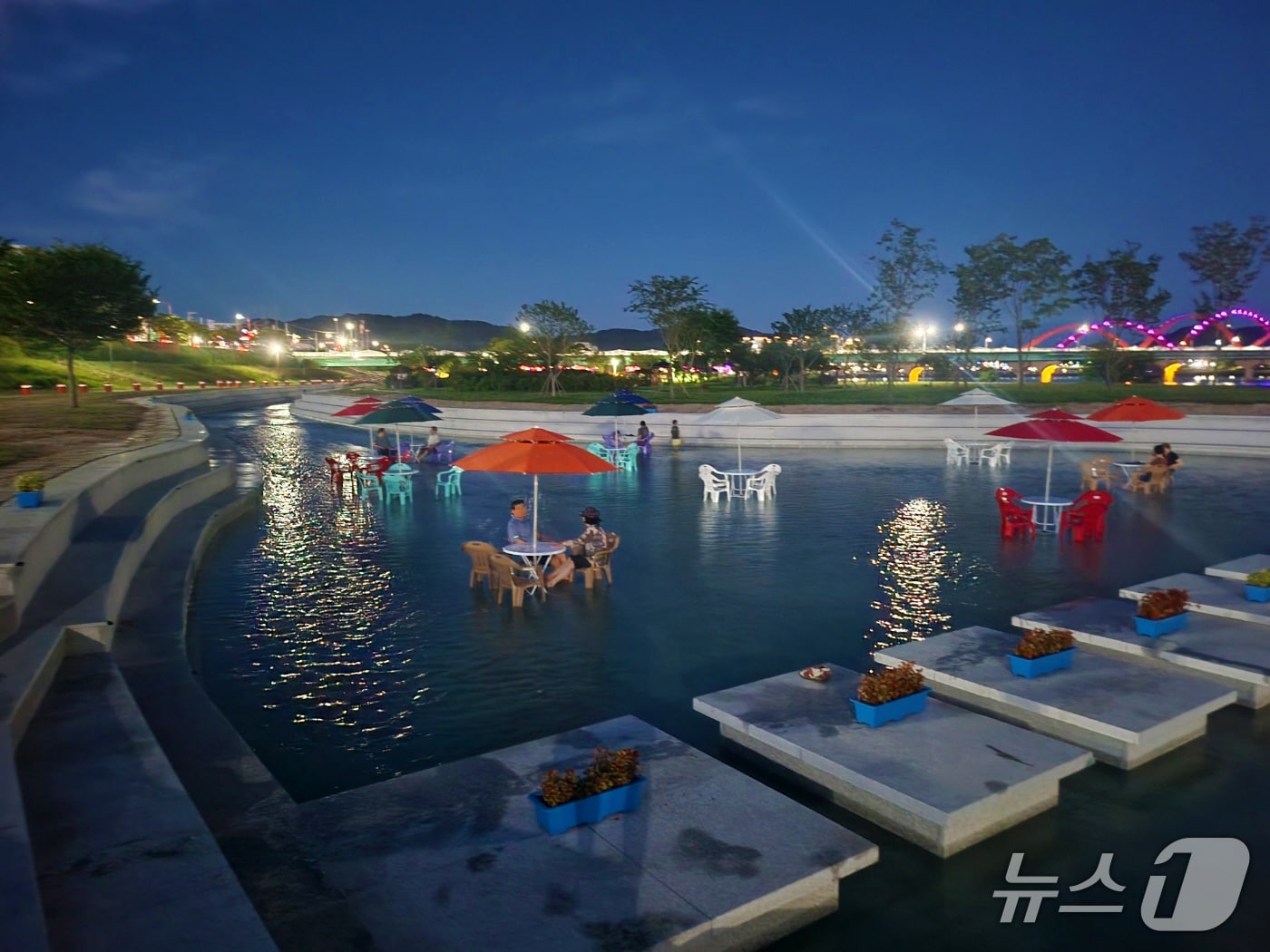 안동 탈춤공원 앞 강변에 '물속 걷는 길'에서 시민들이 물에 발을 담그고 더위를 식하고 있다.(안동시 제공. 재판매 및 DB 금지)2025.7.30/뉴스1