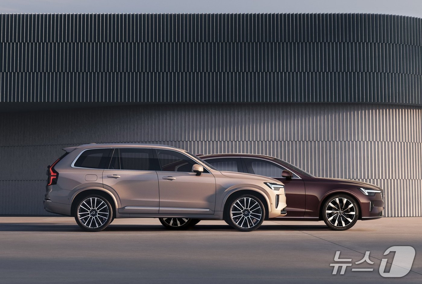  볼보자동차코리아는 오는 8월 2일부터 10일까지 플래그십 모델인 신형 XC90과 S90의 국내 출시를 기념해 서울 강남 신세계 파미에스테이션에서 &#39;XC90 & S90 쇼케이스&#39;를 진행한다.