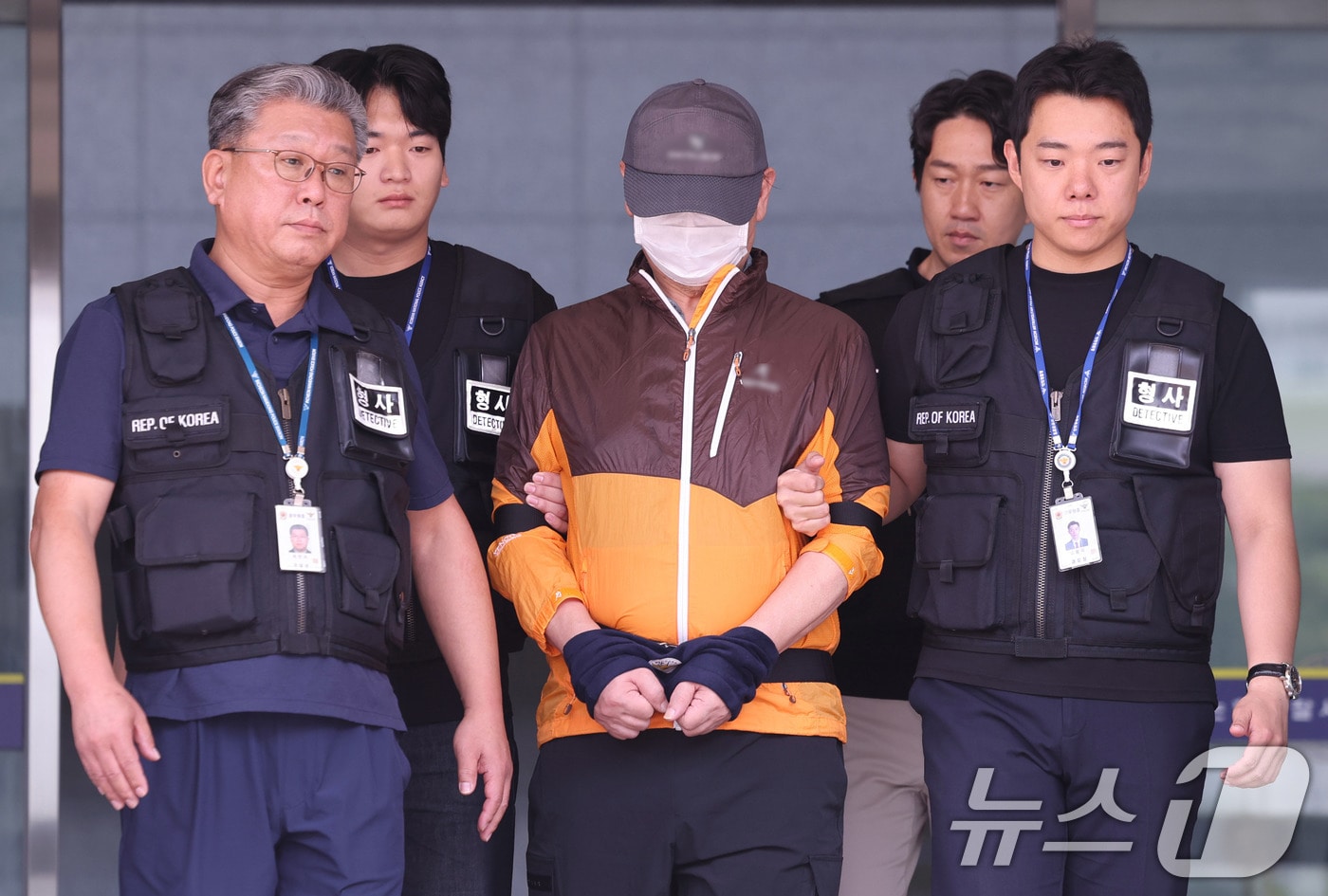사제 총기 살해 사건 피의자 A 씨(62·남)가 30일 오전 인천논현경찰서에서 검찰로 송치되고 있다. A씨는 지난 20일 오후 9시 31분께 인천시 연수구 송도 아파트에서 사제 총기로 산탄을 발사해 아들 B씨를 살해한 혐의를 받고 있다. 2025.7.30 ⓒ 뉴스1 박지혜 기자