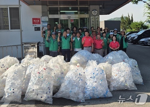 금산군 복수면 재활용품 분리수거 활동 기념 사진(금산군 제공.재판매 및 DB금지)/뉴스1