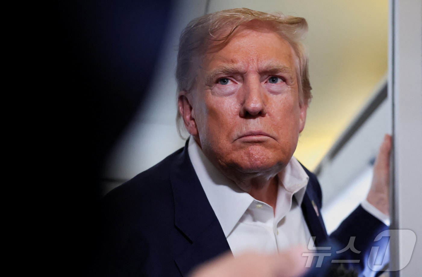 도널드 트럼프 미국 대통령이 29일&#40;현지시간&#41; 영국 스코틀랜드에서 미국 메릴랜드주 앤드루스 합동기지로 향하는 에어포스원에서 기자들과 질의응답을 갖고 있다. 2025.7.29 ⓒ 로이터=뉴스1 ⓒ News1 김경민 기자