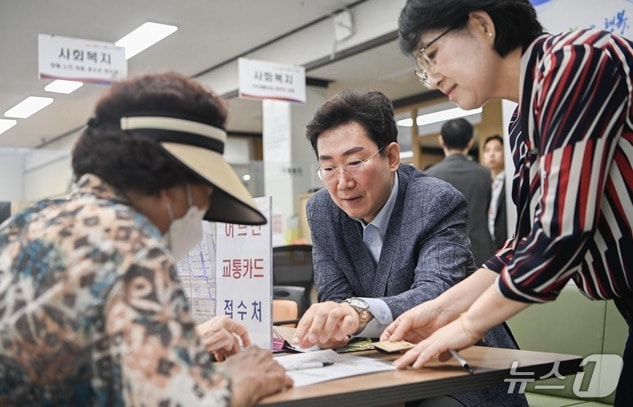 원강수 강원 원주시장이 지난 18일 명륜1동에서 이동시장실 일정을 소화하는 모습. (원주시 제공. 재판매 및 DB금지) 2025.7.30/뉴스1